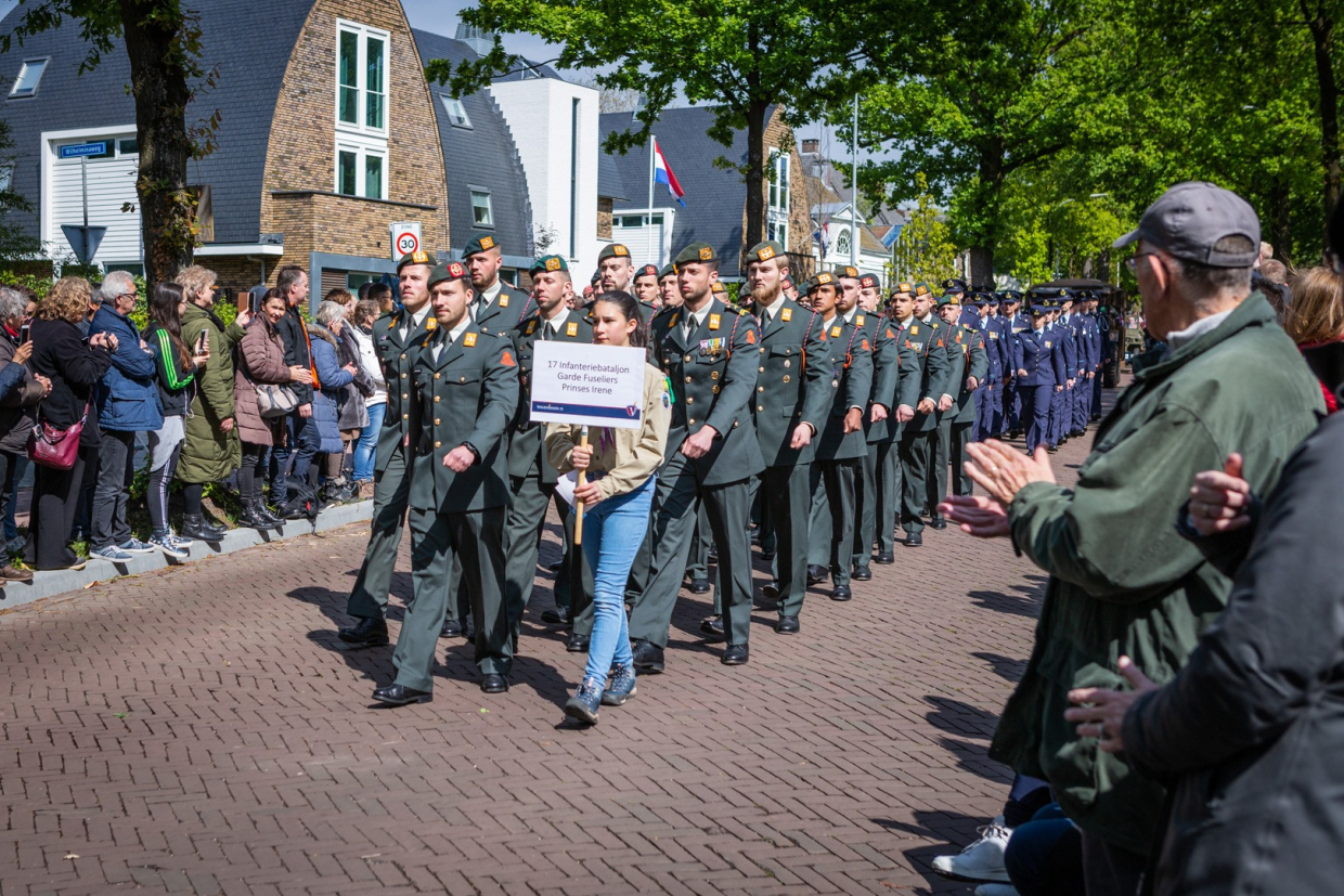 Bravo Compagnie in Bevrijdingsdefilé