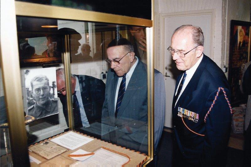 Generaal-majoor b.d. Rudi Hemmes bekijkt het document
